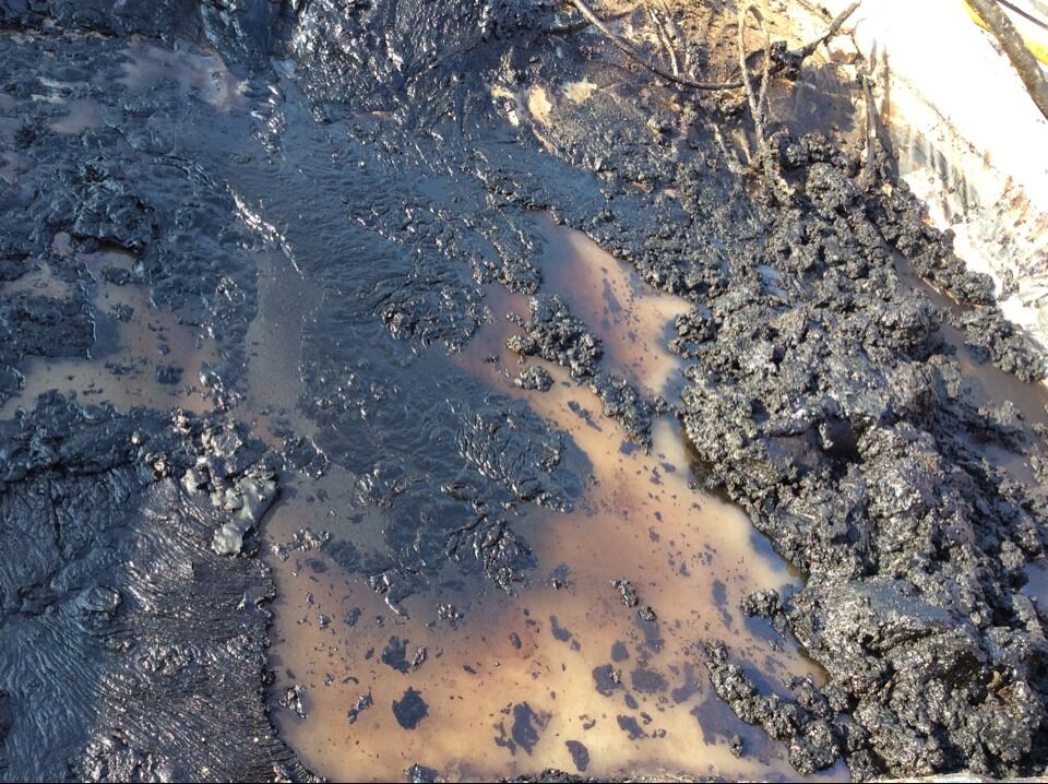 含油污水是原油、泥沙、水等的混合物。