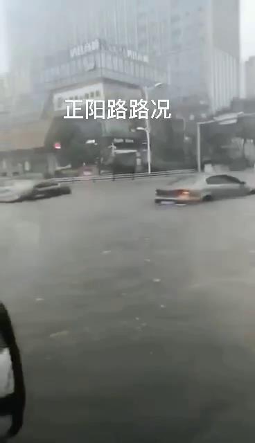臺(tái)風(fēng)巴威造成青島城市內(nèi)澇，機(jī)動(dòng)車熄火
